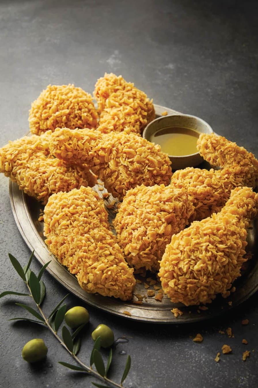 접시에 담긴 bb.q Chicken 골든 후라이드 치킨