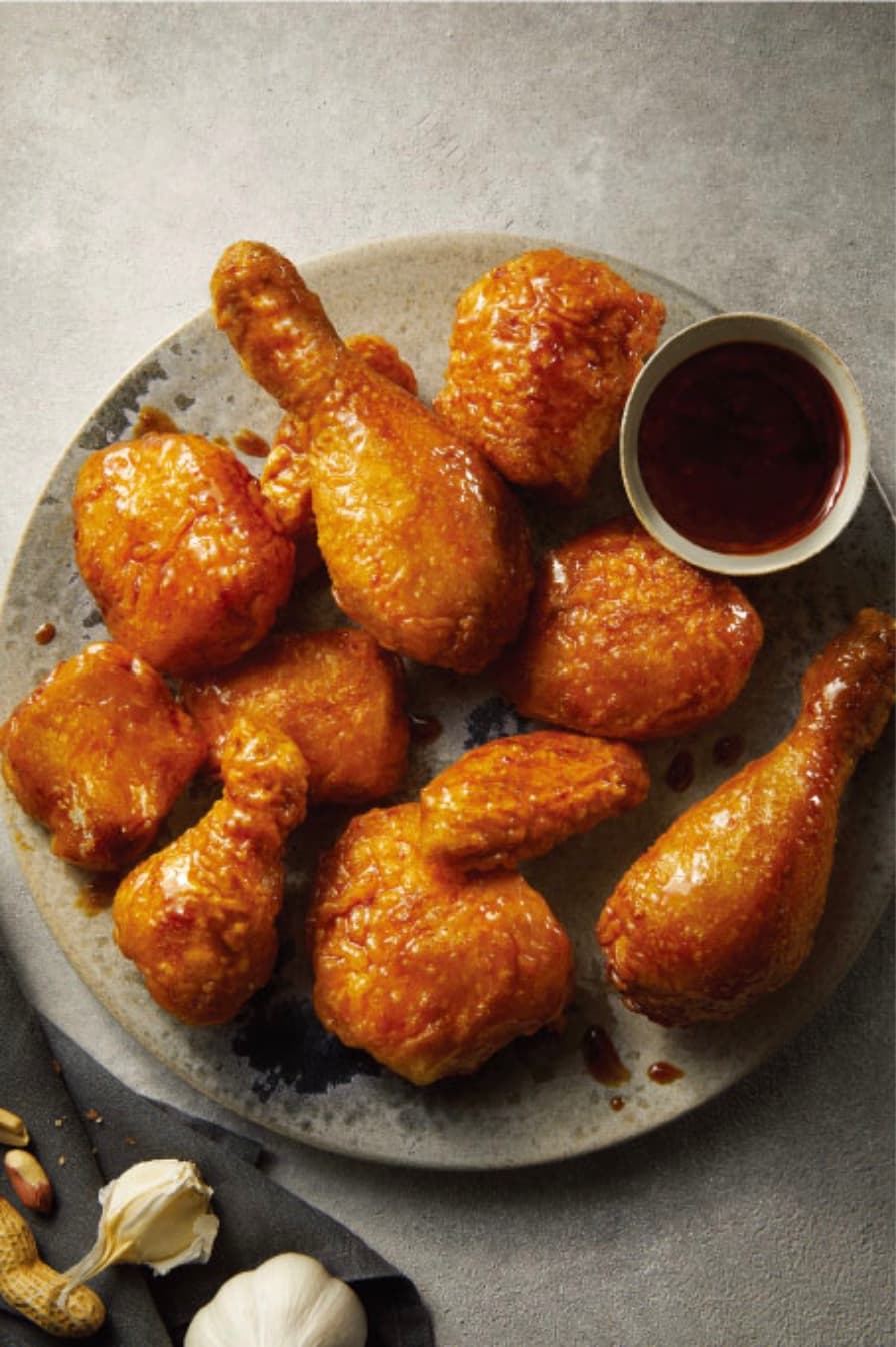 디핑 소스와 함께 담긴 bb.q Chicken 간장마늘 치킨