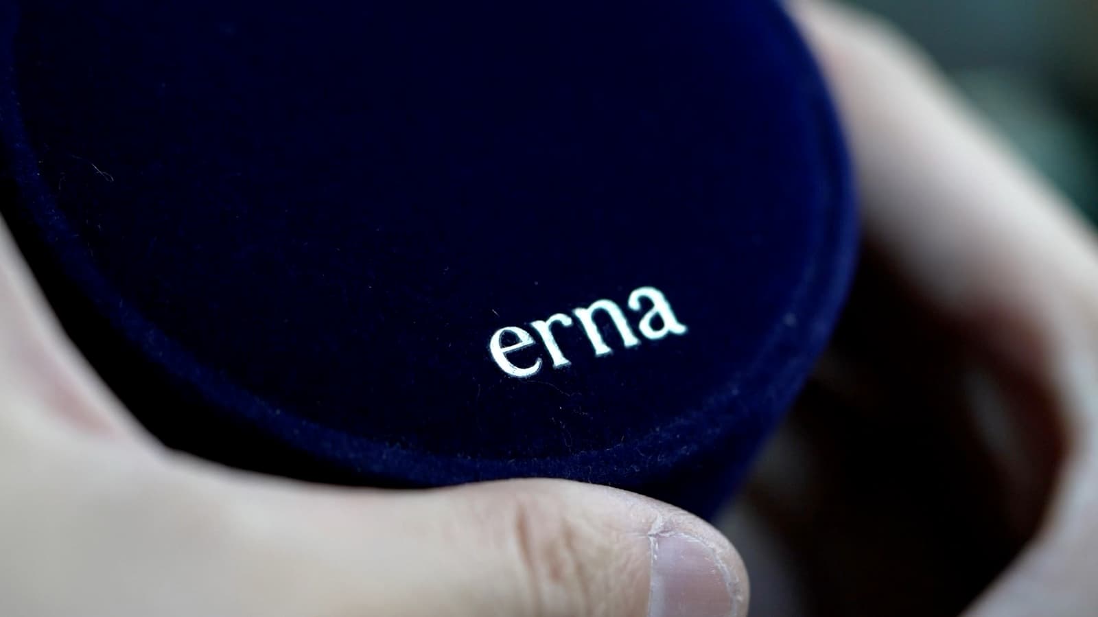 erna 워드마크가 새겨진 네이비 벨벳 주얼리 케이스